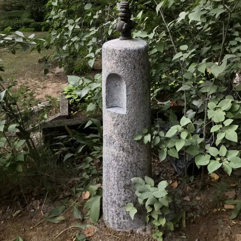 Granīta robežstabs - improvizācija lukturis, vēsturiski bučardēta granīta virsma