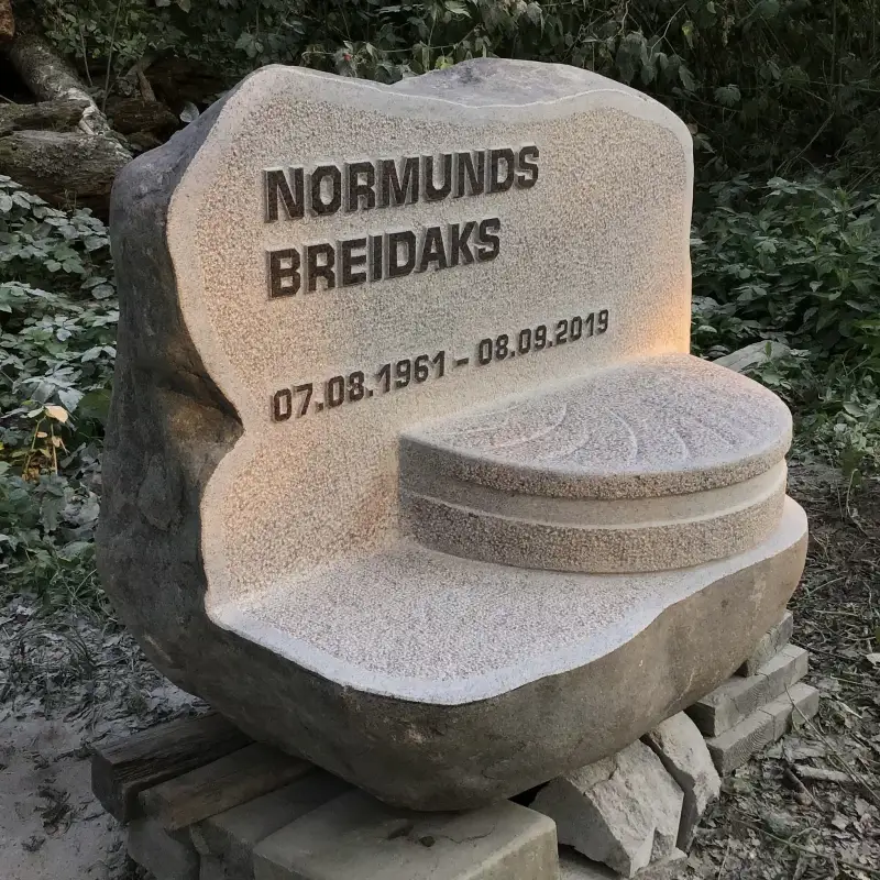 Kontrastaini, tēlnieciski, vienkārši un izteiksmīgi, salasāmi burti