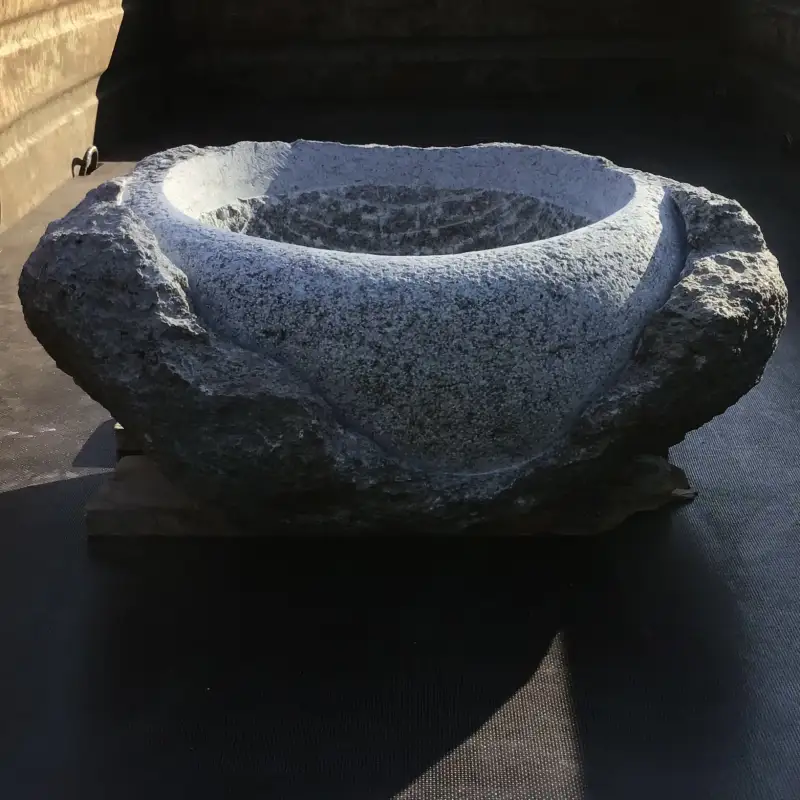 Puķu trauks no laukakmeņa