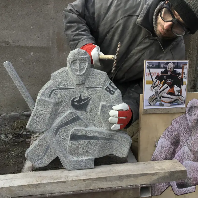 Darbnīcā top veltījums NHL vārtsarga, izcilā Latvijas izlases hokejista pieminņai