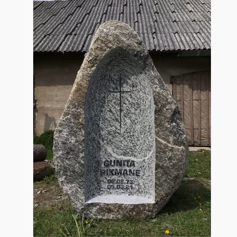 Vertikāls piemineklis no dabas akmens ar iekšēju askētisku nišu un skaistu rakstu