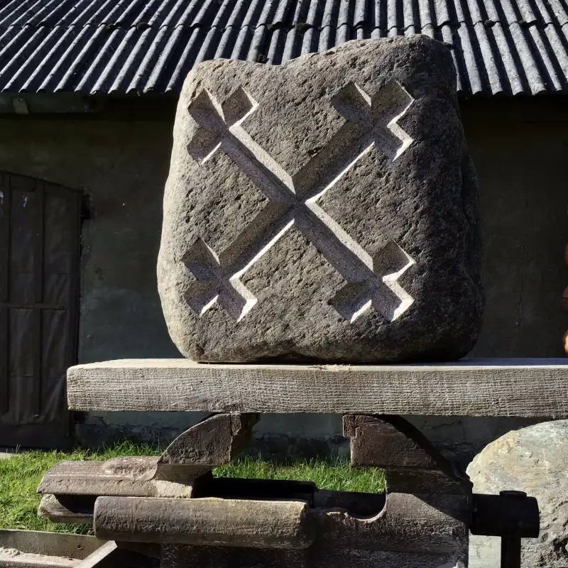 Māras krusts laukakmenī - latviešu folkloras raksta zīme, tradicionāli likta uz maizes