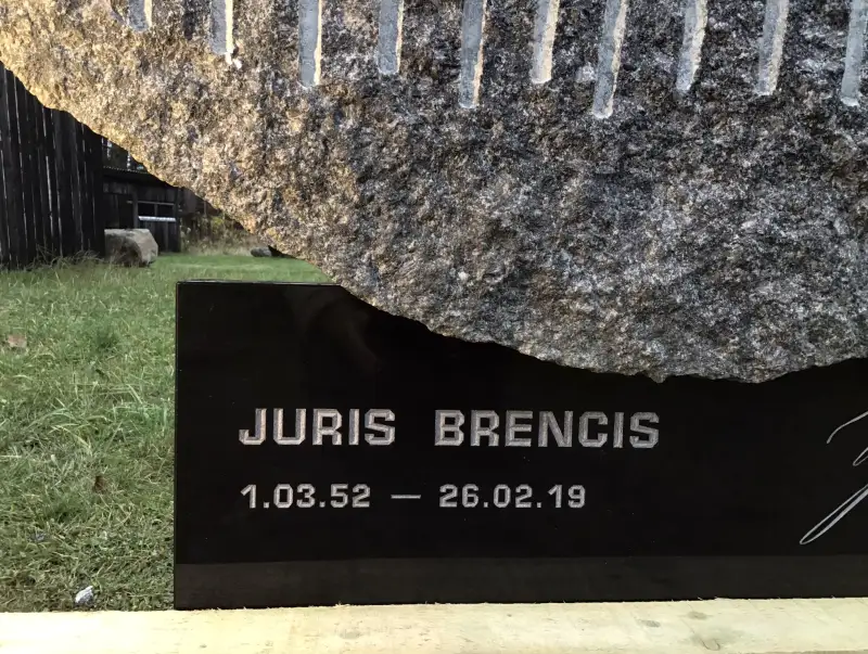 Burti perfektā melnā, pulētā glancētā granītā, iekalti uz iekšu, izteiksmīgā kontrastā