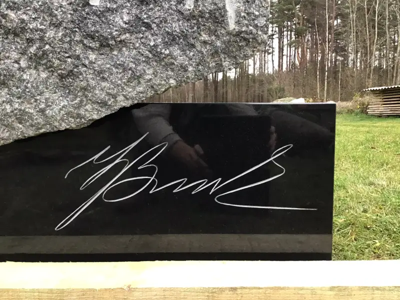 Autogrāfs piemineklī - balts uz melna, smalka, smalka gravēta eleganta līnija