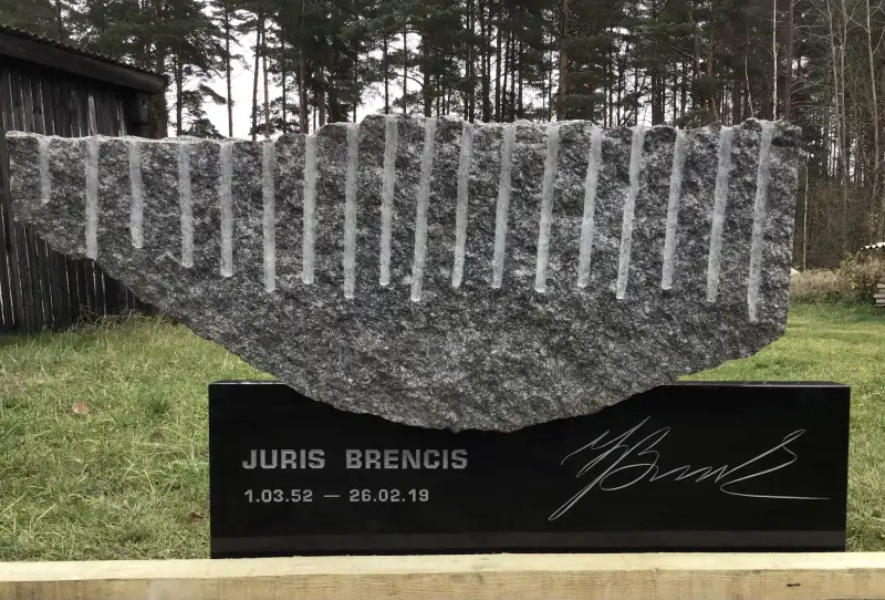 Savā ziņā nejauša, noplēsta akmens šķemba kontrastā perfektam pulētam granītam