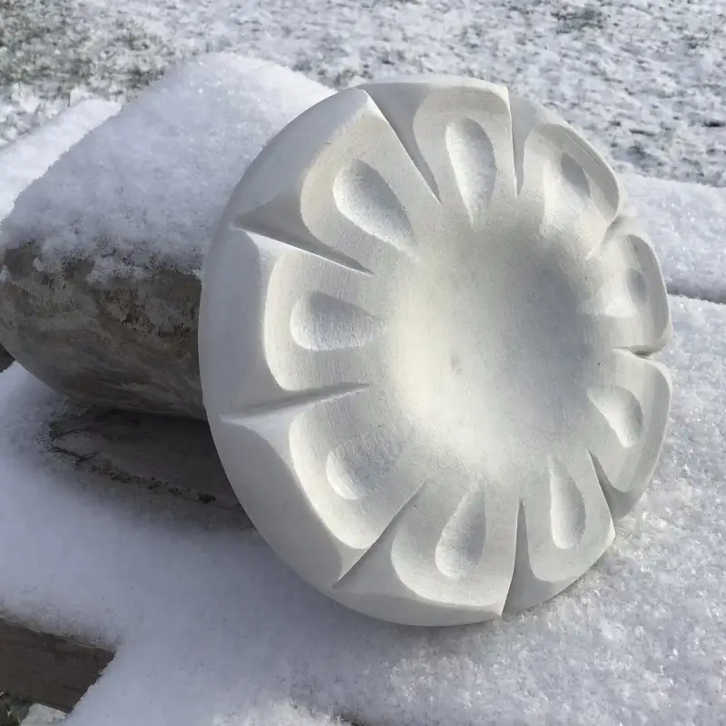 Balta marmora zieds - akmens dekors ar viscaur noapaļotām plūstošām  līnijām