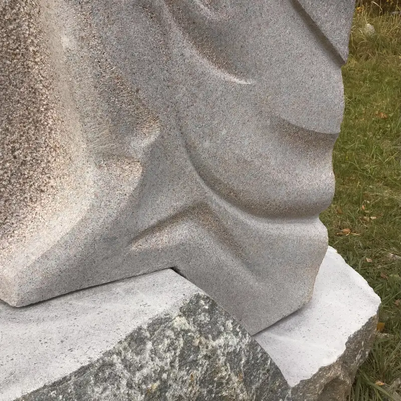 Latvijas akmenī veidota drapērija, svārki. Labi izceļas pie gaismas, slīpās sāna saules