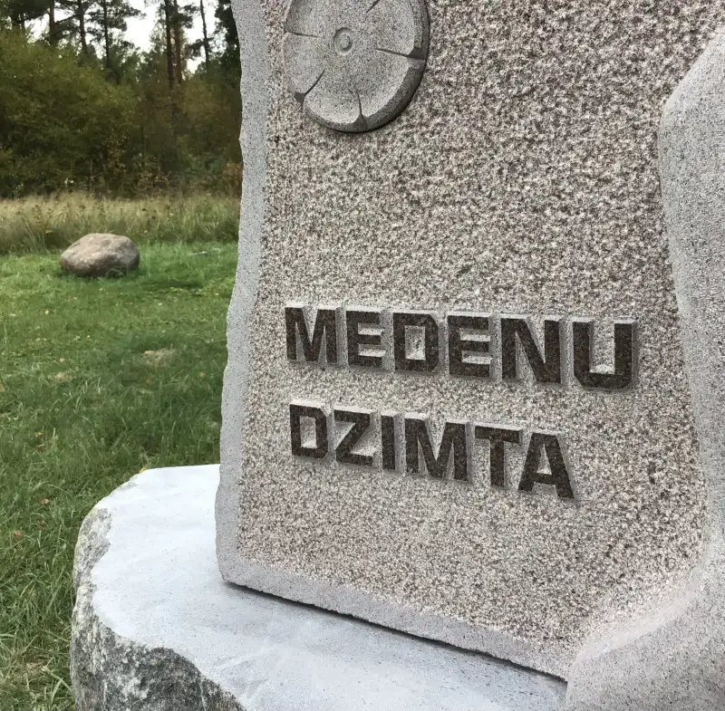 Man ir raksturīgs izteiksmīgs uzraksta stils, ko vairumā gadījumu izmantoju savos darbos