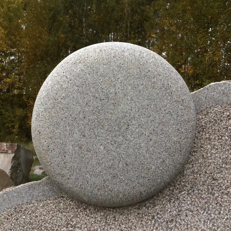 Akmens saule - vienkārša minimālistiska detaļa no tāpaša akmens gabala, iemontēta