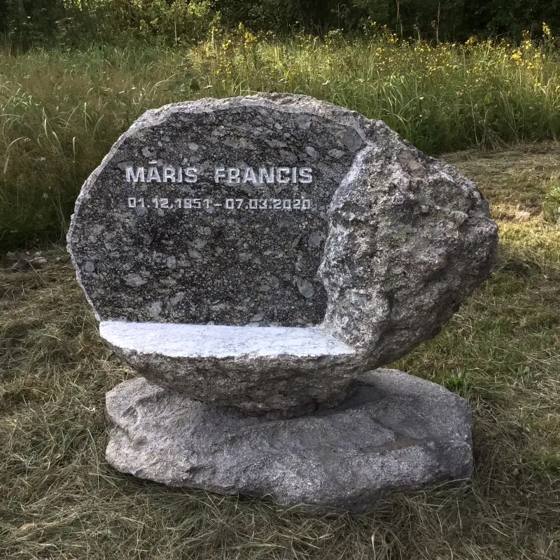 Akmens ar pulētu uzraksta plakni, kas labi kombinējas ar dabas akmens siluetiem