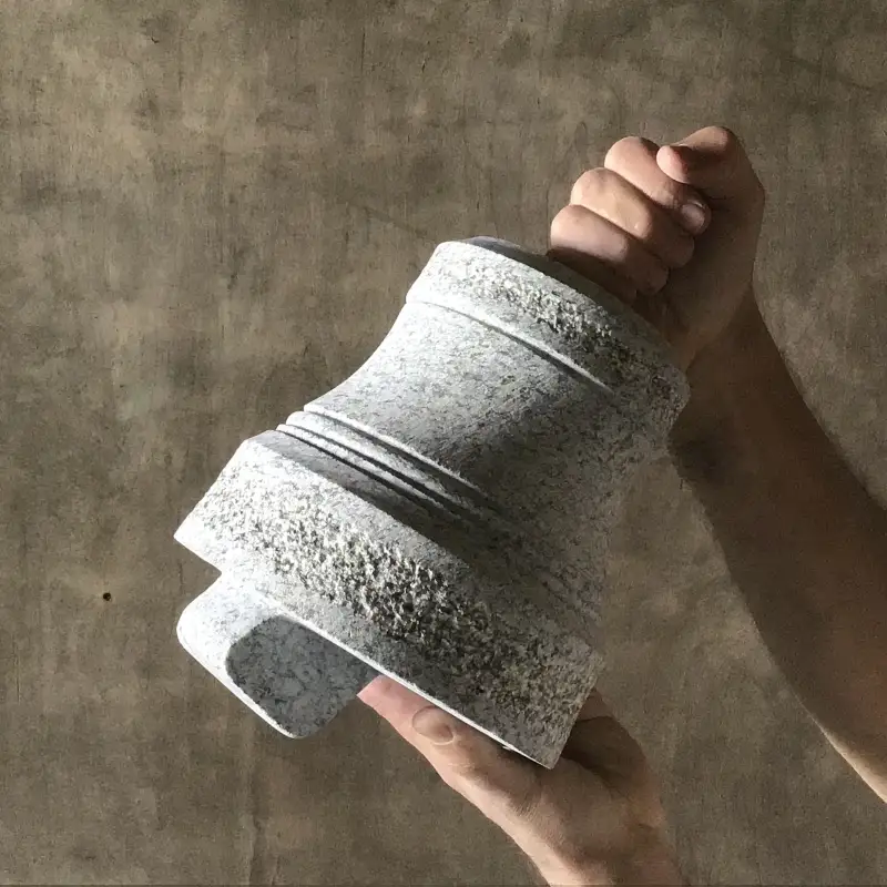 Akmens zvans - zvans, kas fiziski klusē, bet noteikti rada asociācijas pat skaņu.