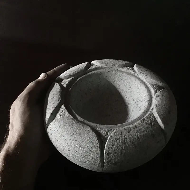 Akmens trauks - virpots, dekors ar noapaļotām, liektām, pilnīgām, labestīgām formām