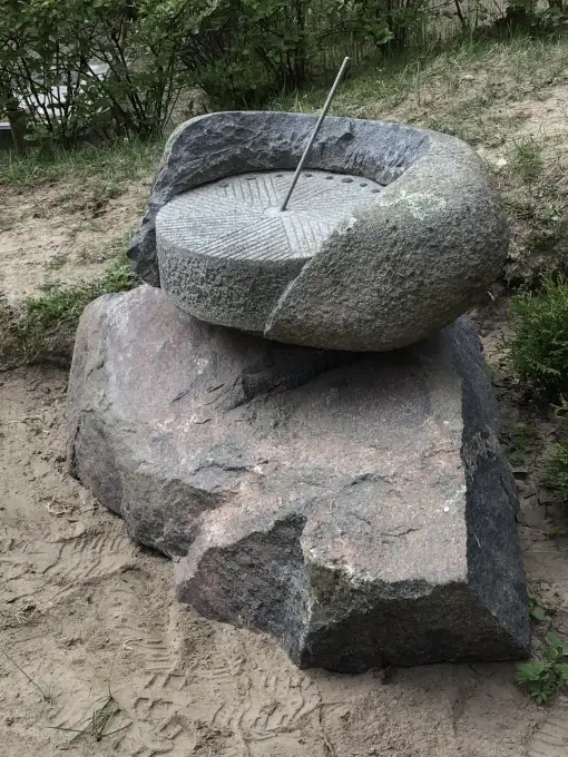 Saules pulkstenis, kas tika radīts tāpat vien un sākotnēji nebija domāts kapsētai