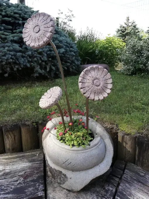 Puķu trauks un akmens ziedi, akmens vāze, kas asociējas ar klasisku keramiku