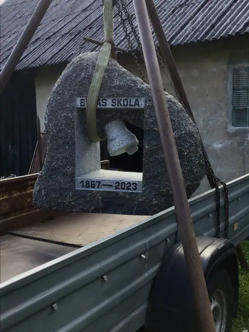 Pieminekļa transportēšana, uzstādīšana Alūksnes novadā. Darbs šoreiz mēroja 500 km