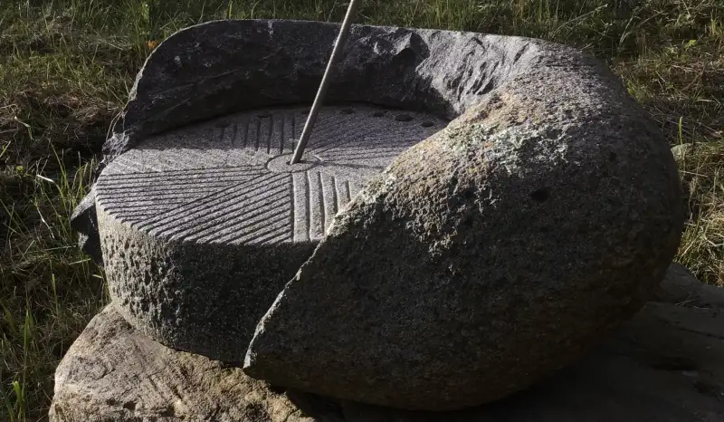 Saules pulkstenis izkalts no monolīta laukakmens, kurā atklāts laikrādis