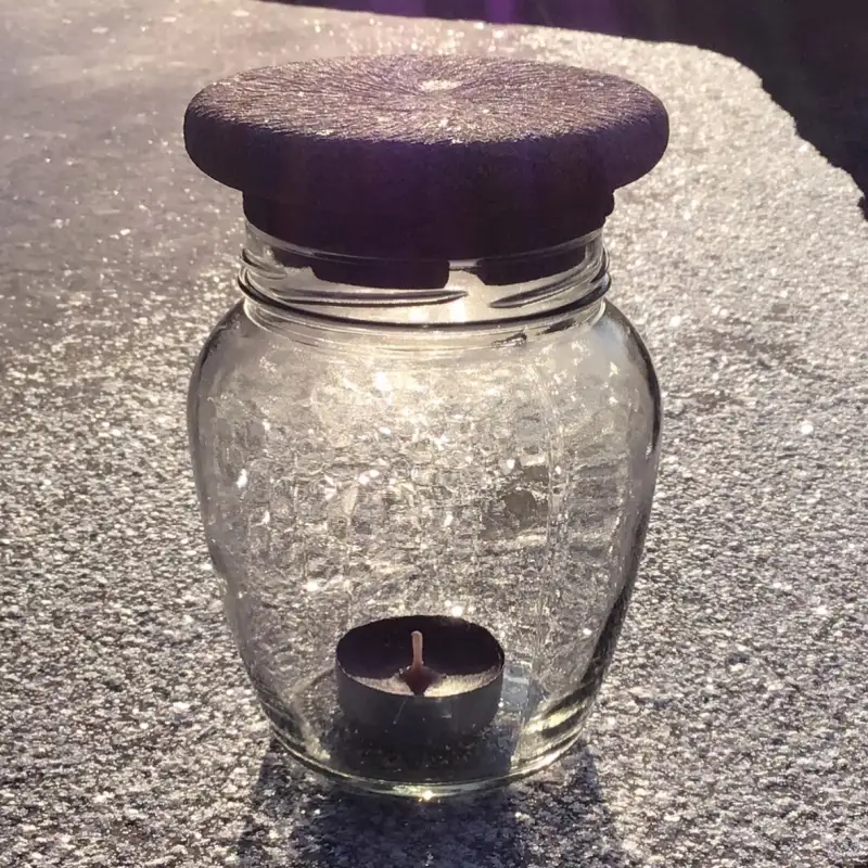 Lukturis “Readymade” stilā no visiem pazīstamās stikla burciņas ar speciāllu akmens vāku