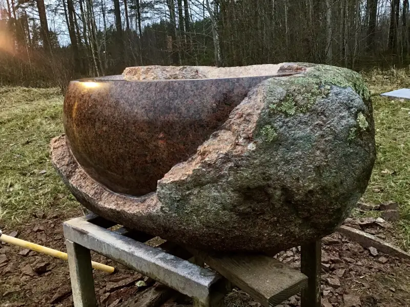 Puķu trauks jeb akmens vāze no siltā toņa Latvijas laukakmens ar dabu ārpusē