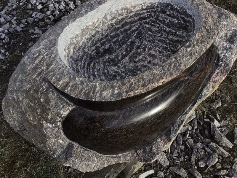 Puķupods jeb akmens vāze ar dabīgi atstāto raupjo dabas maliņu