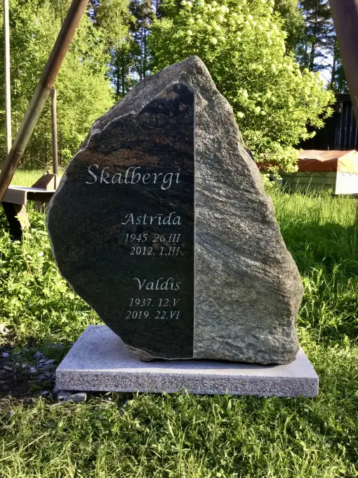 Asimetrisks dabas akmens ar vertikālu plaknes dalījumu