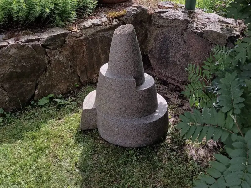 “Jāņuguns” - abstrakta granīta skulptūra