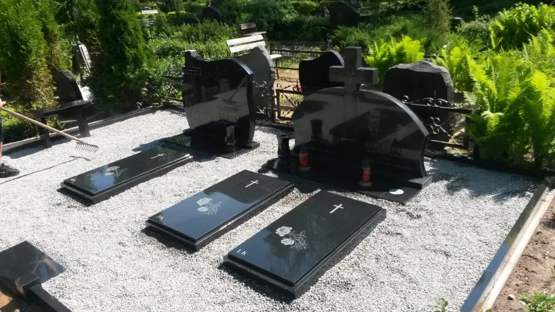 Kapu pieminekļu izgatavošana pie Katlakalna kapiem (Juris Romanovs) 