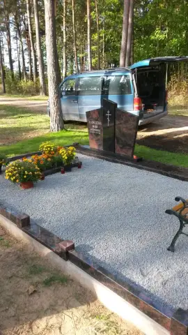 Kapu pieminekļu izgatavošana pie Katlakalna kapiem (Juris Romanovs) 