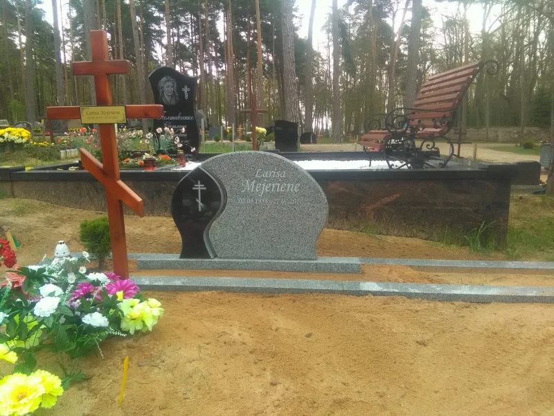 Kapu pieminekļu izgatavošana pie Katlakalna kapiem (Juris Romanovs) 