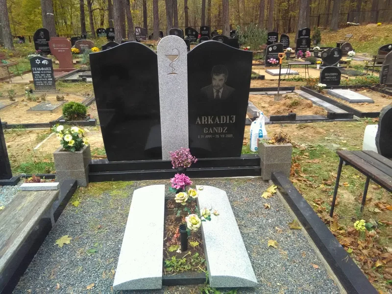 Kapu pieminekļu izgatavošana pie Katlakalna kapiem (Juris Romanovs) 