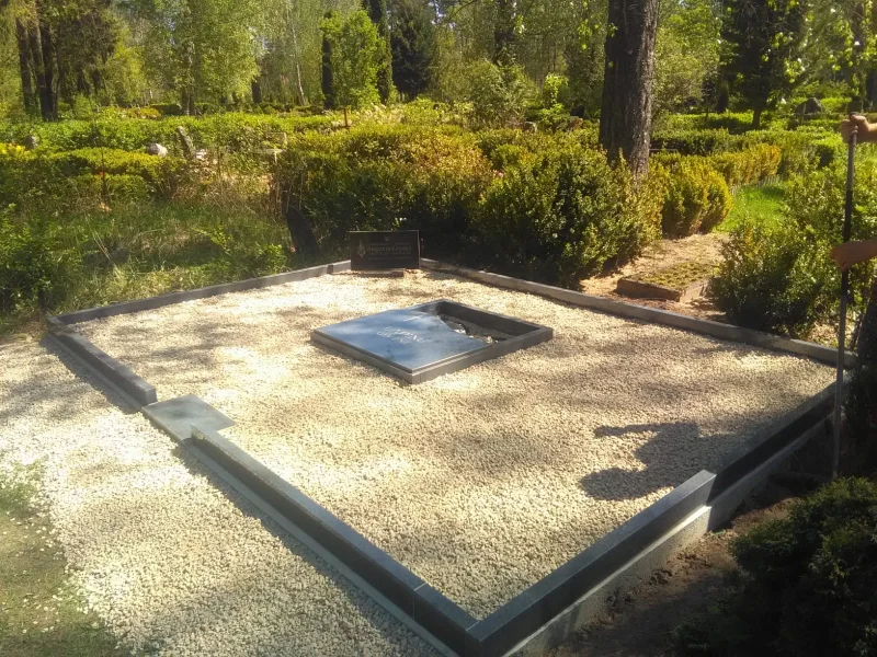 Kapu pieminekļu izgatavošana pie Katlakalna kapiem (Juris Romanovs) 