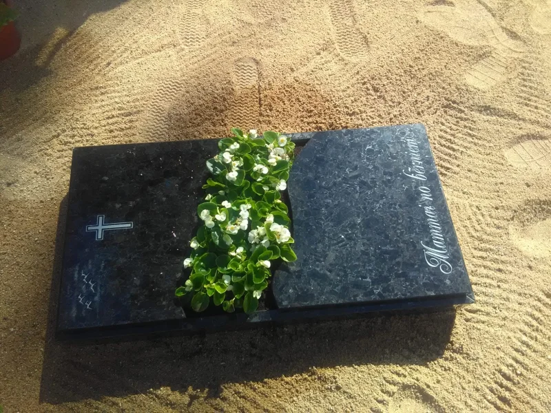 Kapu pieminekļu izgatavošana pie Katlakalna kapiem (Juris Romanovs) 