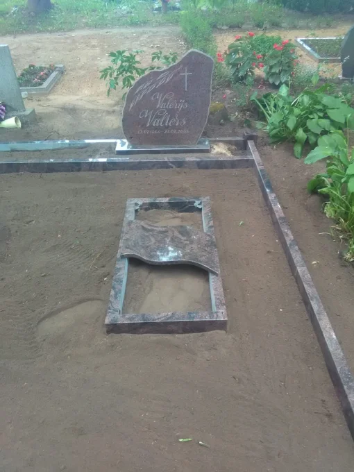 Kapu pieminekļu izgatavošana pie Katlakalna kapiem (Juris Romanovs) 