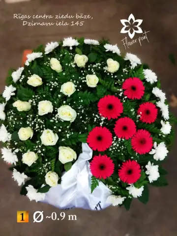 sēru vainags ar rozēm un balto lentu