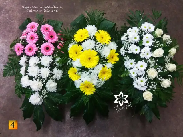 sēru štrauss ar gerberam un rozēm