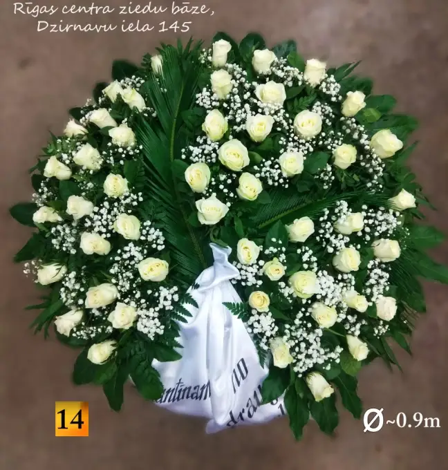 vainags ar baltām rozēm un sēru lentu, ātra izgatavošana, Rīgas centrs