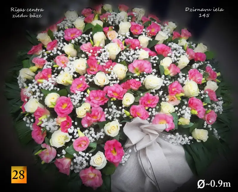 похоронный венок из роз, лизиантусов и с льняной лентой