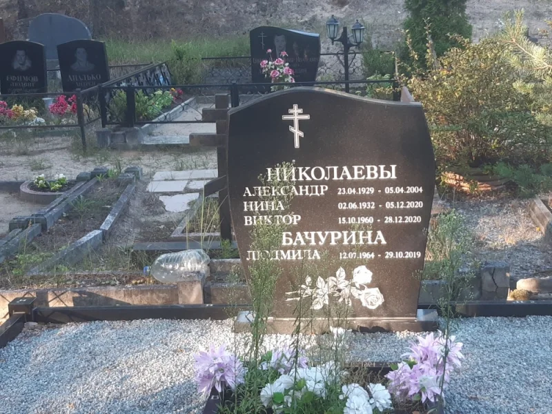 Akmens Kleisti – Monument workshop in Riga Akmens Kleisti SIA Workshop in Riga is a place where high-quality granite monuments and tombstones are created.