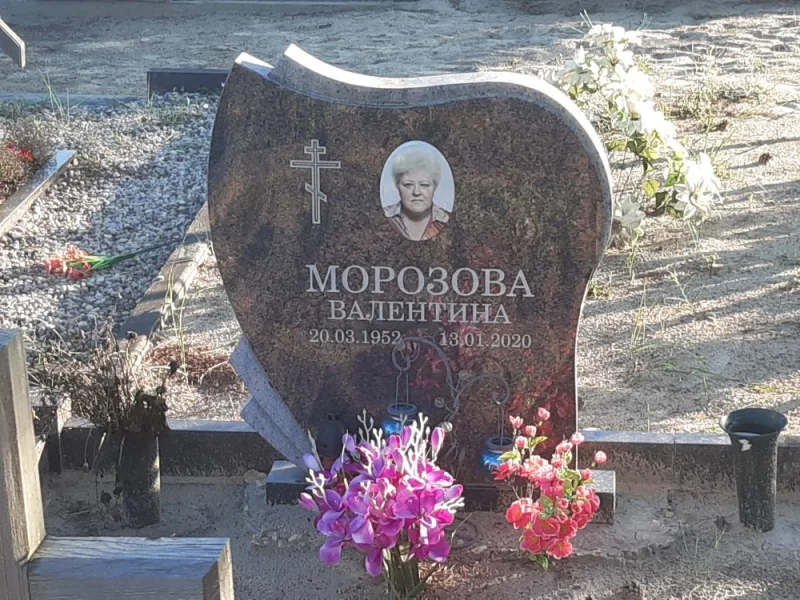 Akmens Kleisti – Monument workshop in Riga Akmens Kleisti SIA Workshop in Riga is a place where high-quality granite monuments and tombstones are created.