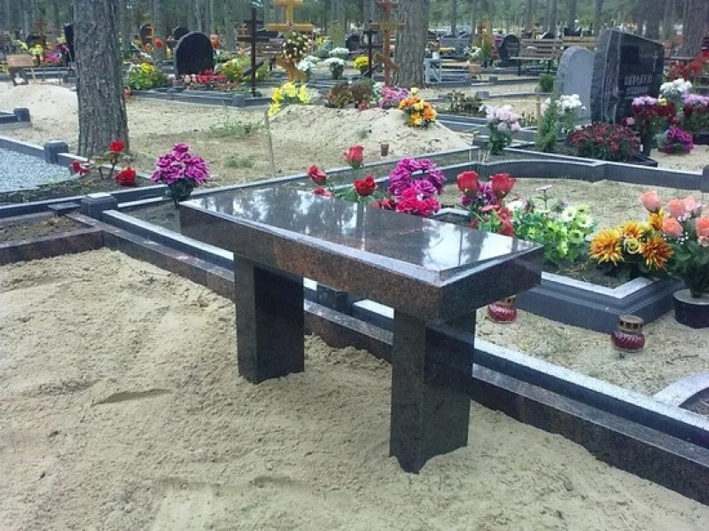 Akmens Kleisti – Monument workshop in Riga Akmens Kleisti SIA Workshop in Riga is a place where high-quality granite monuments and tombstones are created.