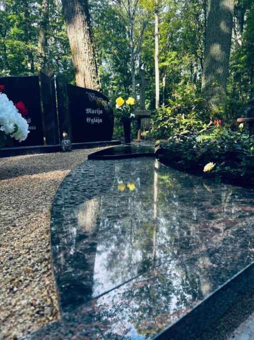 Akmens Kleisti – Monument workshop in Riga Akmens Kleisti SIA Workshop in Riga is a place where high-quality granite monuments and tombstones are created.