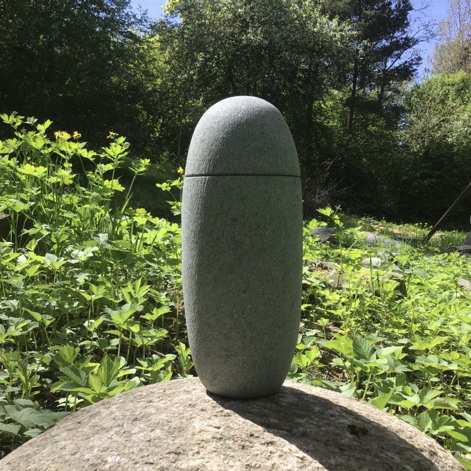 Akmens kremācijas urna