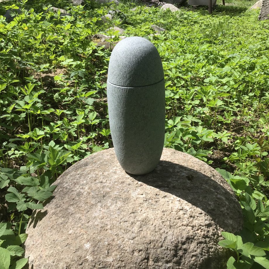 Akmens kremācijas urna