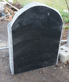 Kalts granīta kapu piemineklis GP-2