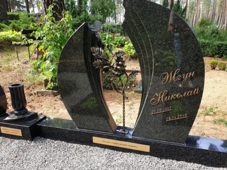 Ekskluzīvs granīta kapu piemineklis no divām daļām ar metālkaluma dekoru GP-5