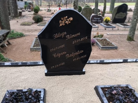 Kalts granīta kapu piemineklis GP-3