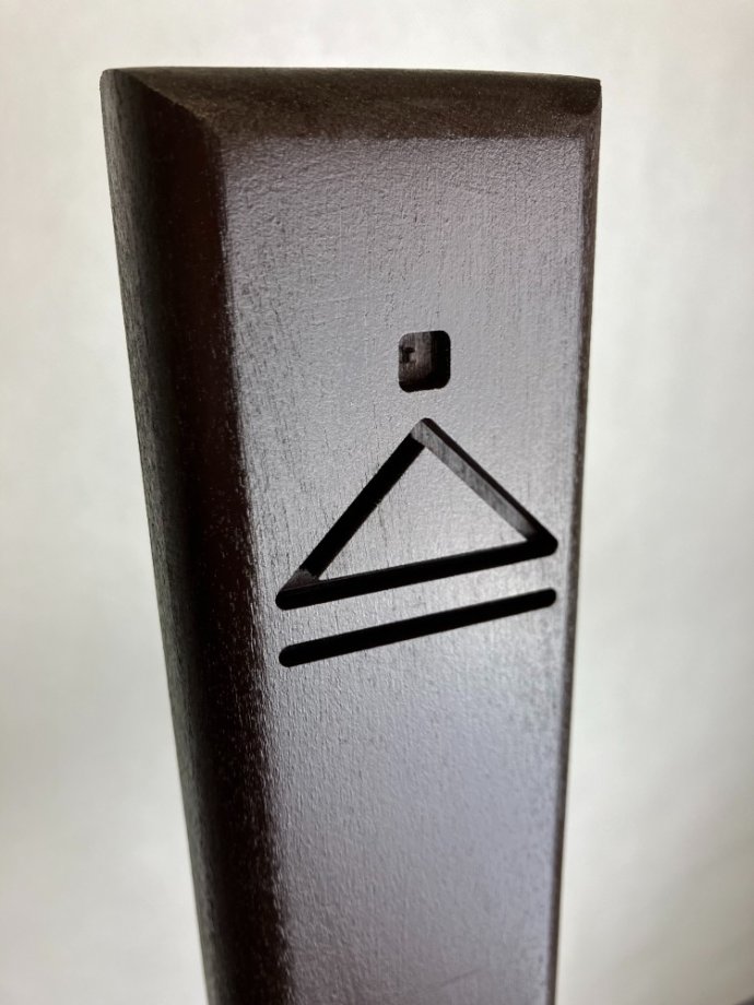 Tumšais koka krusts ar ornamentiem