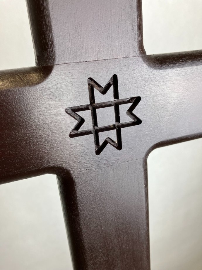 Tumšais koka krusts ar ornamentiem