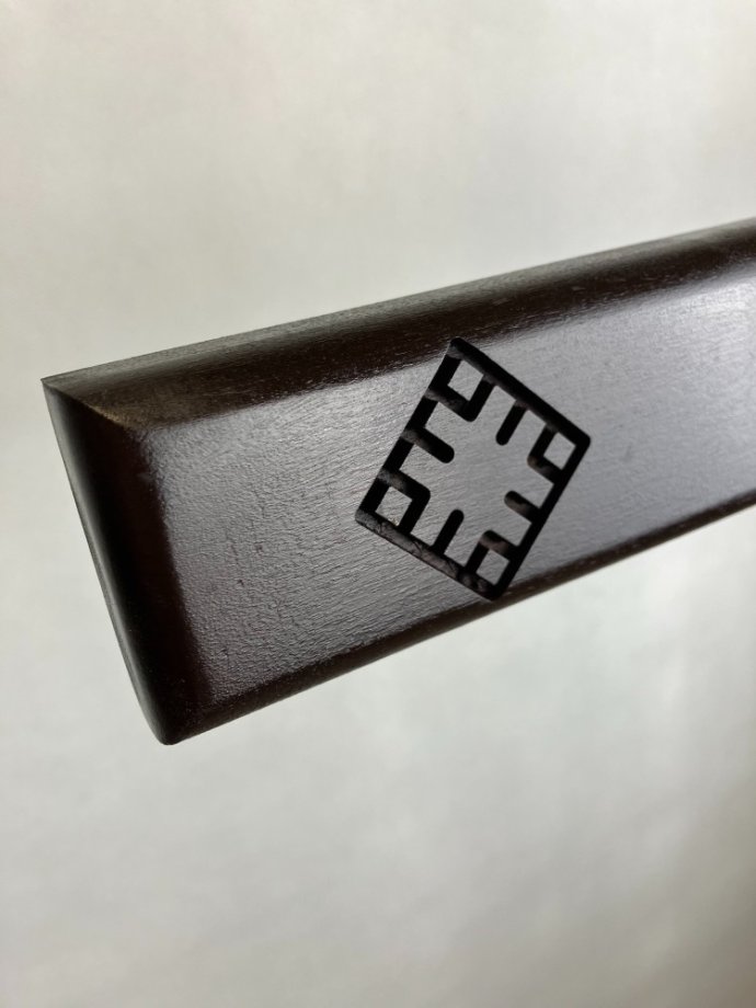 Tumšais koka krusts ar ornamentiem