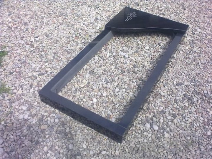 Granīta kapa apmales