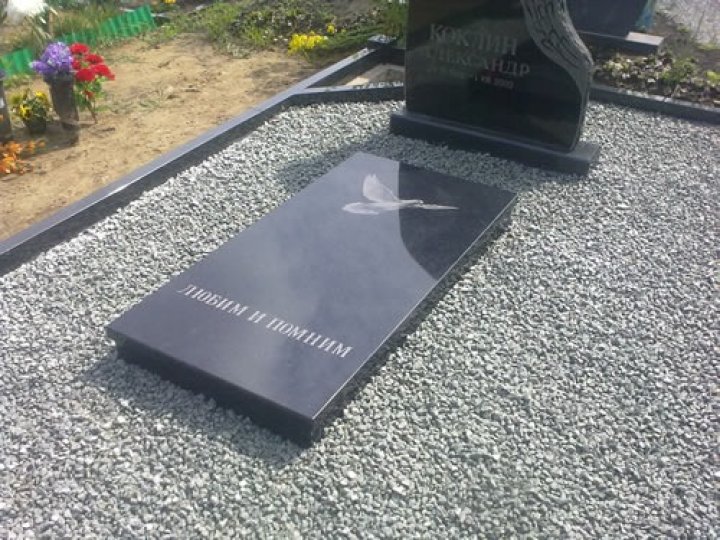 Granīta kapa apmales